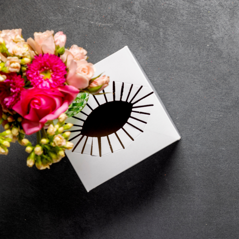 Place a bouquet with vase inside the Transport Box